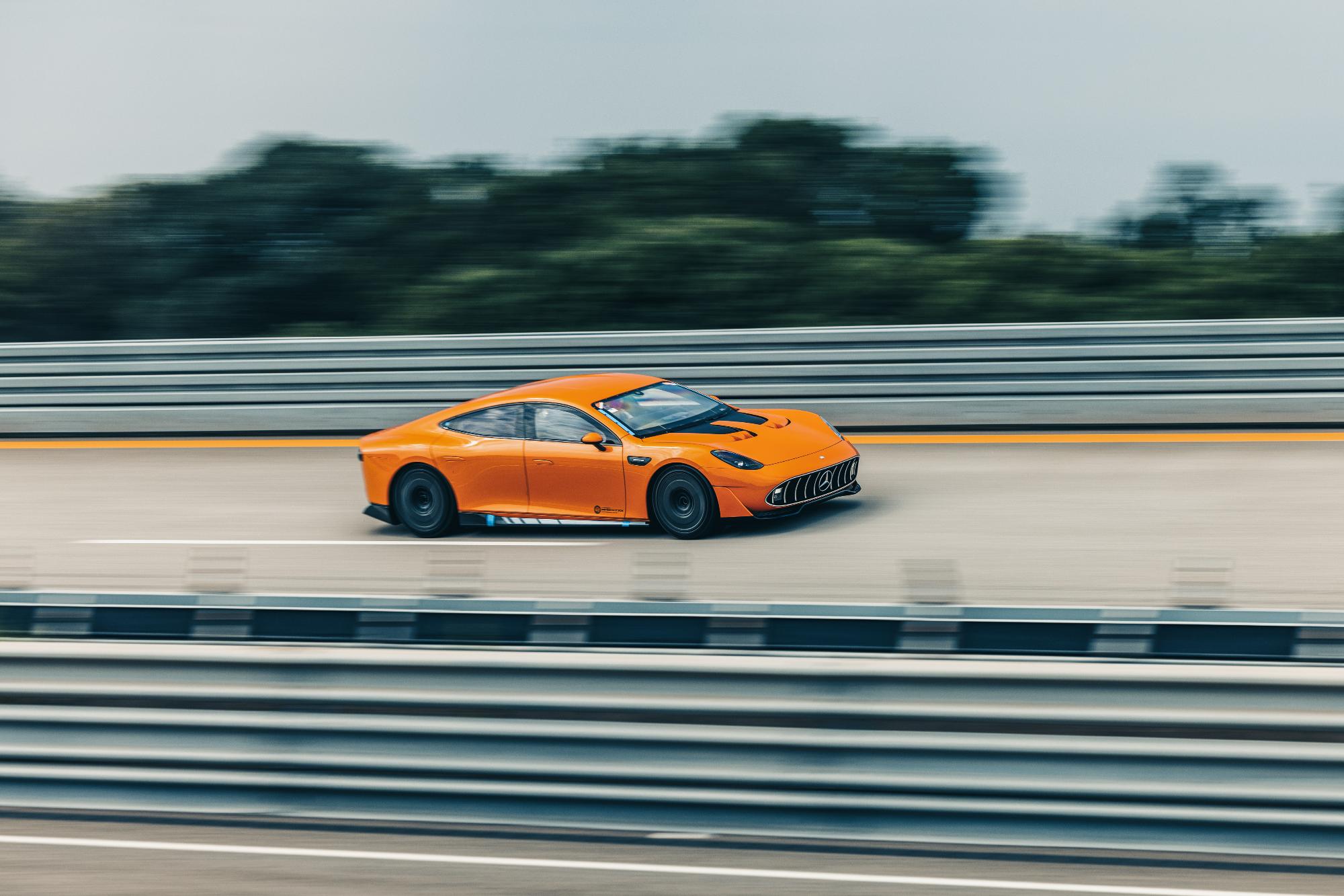 Η Μercedes-AMG GT XX διένυσε την απόσταση του πλανήτη σε λιγότερο από 8 μέρες