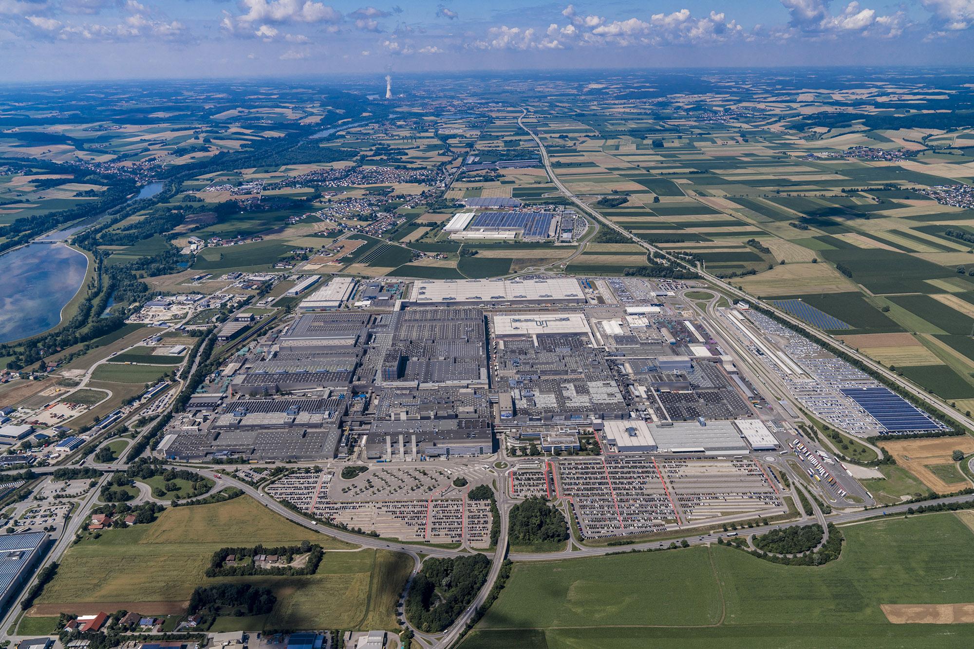Η BMW γιορτάζει 50 χρόνια παραγωγής στο εργοστάσιο του Dingolfing