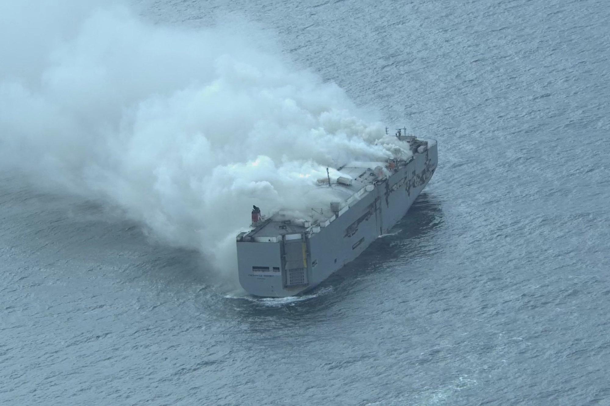Φορτηγό πλοίο μεταφοράς αυτοκινήτων καίγεται ανοιχτά των Ολλανδικών ακτών