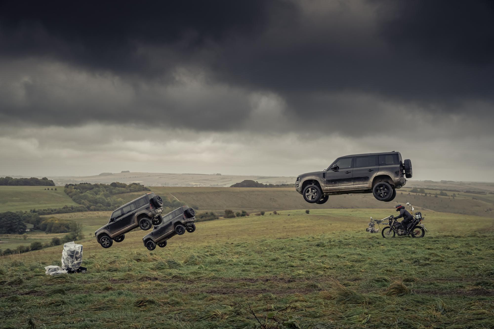 Νεο Land Rover Defender, μονοπωλεί τις σκηνές δράσης