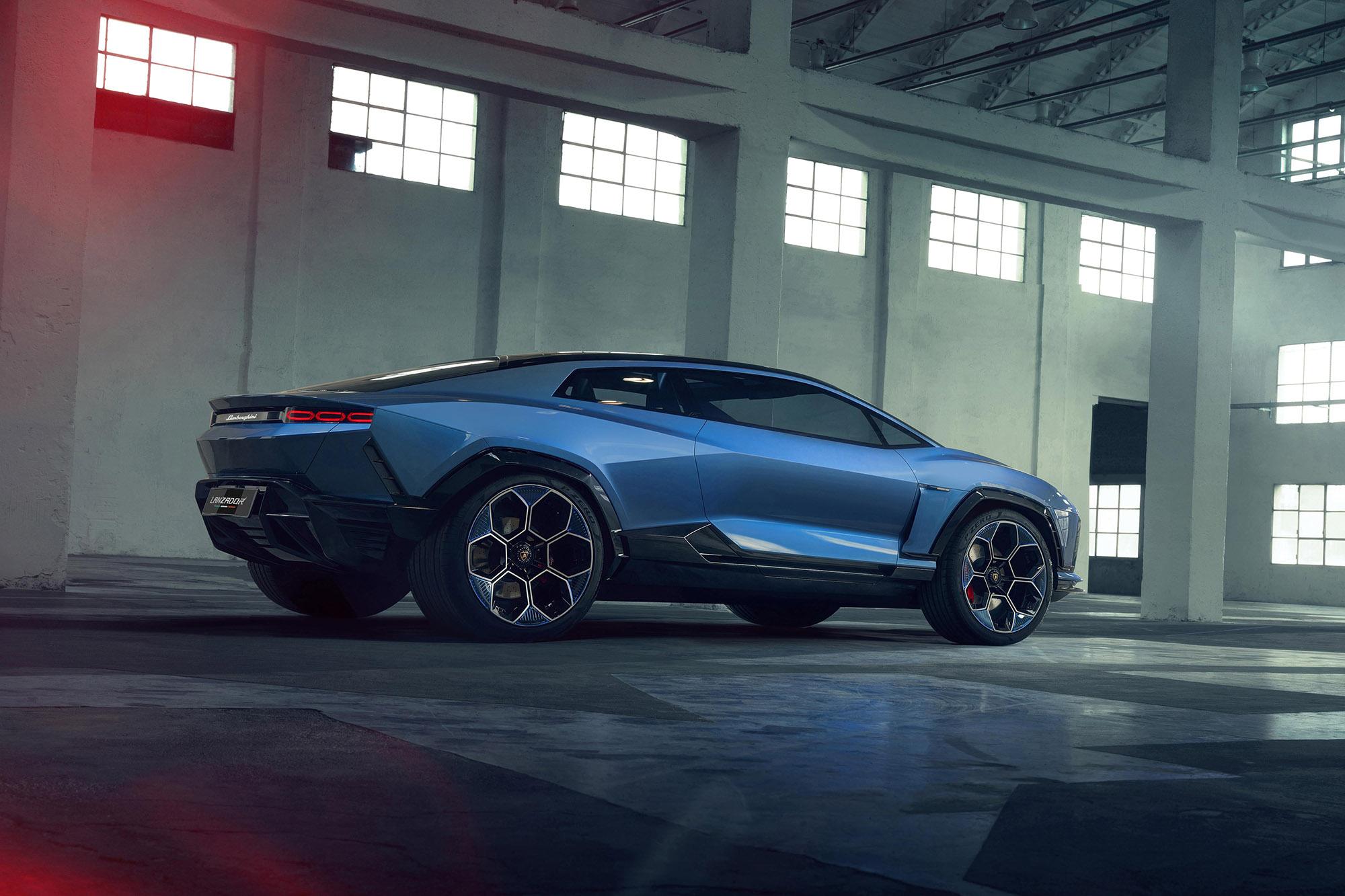 Συνεχίζει με θερμικούς κινητήρες η Lamborghini