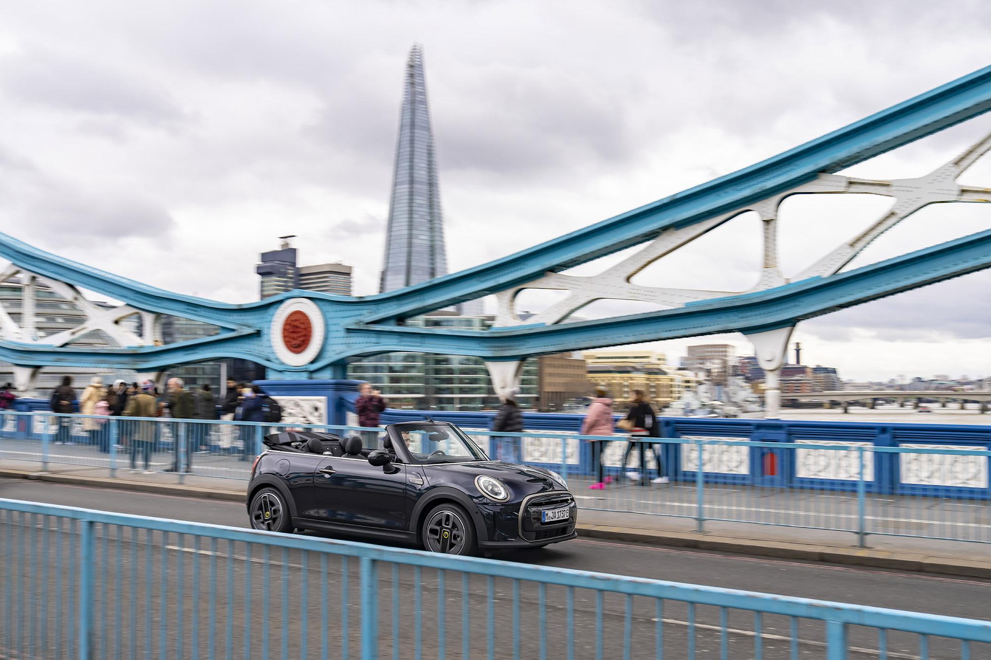 Οδηγώντας στο Λονδίνο με το ηλεκτρικό MINI Cooper SE Cabrio