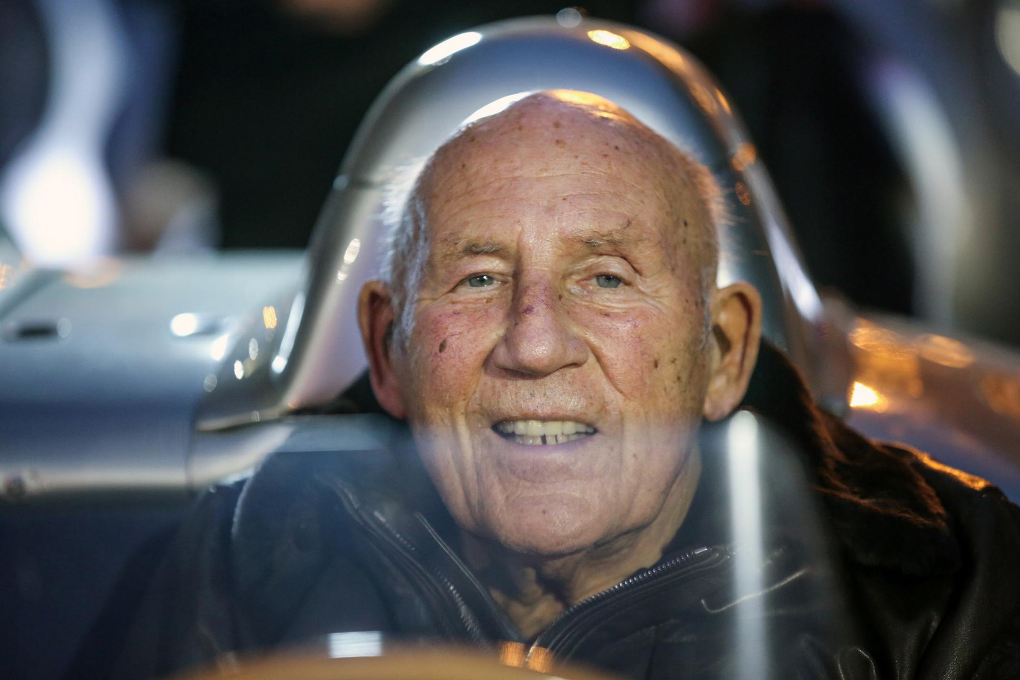 Η Mercedes-Benz τιμά τον Sir Stirling Moss