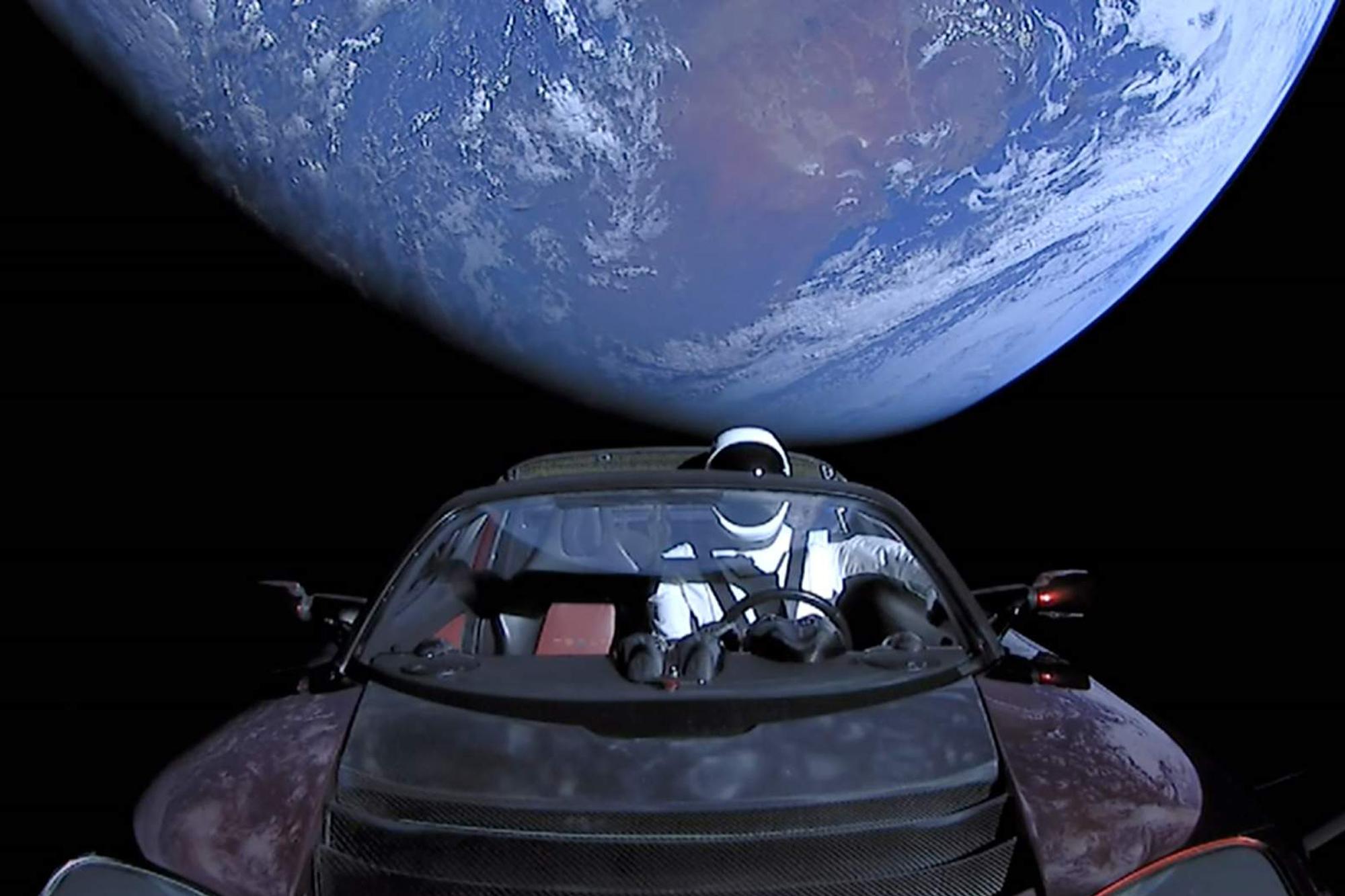 Το Tesla Roadster έχει διανύσει 2 δισεκατομμύρια μίλια στο διάστημα