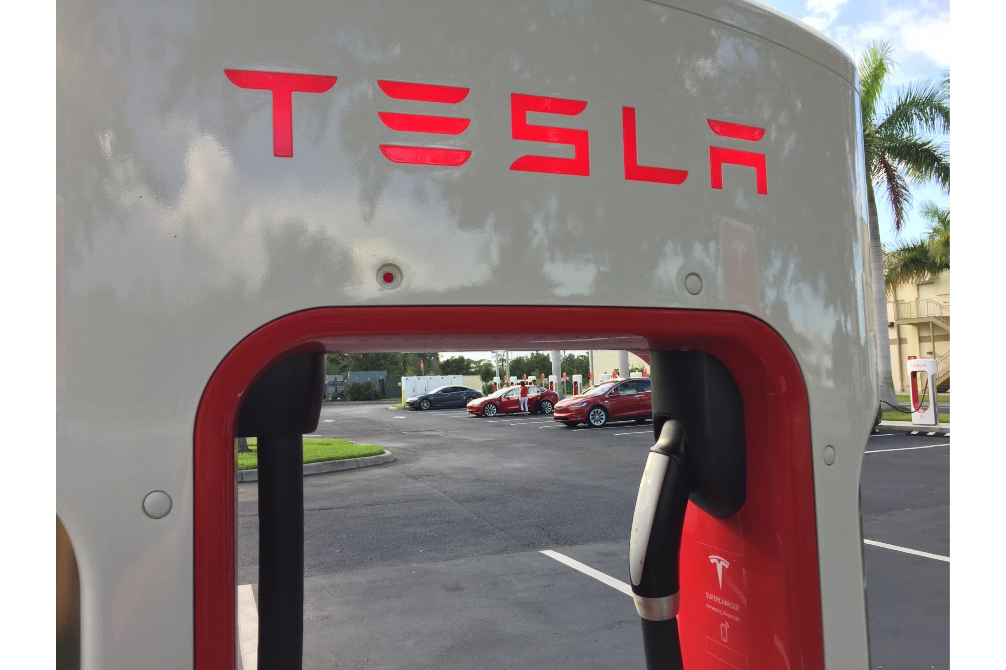 Η Tesla τοποθετεί superchargers στην Αθήνα