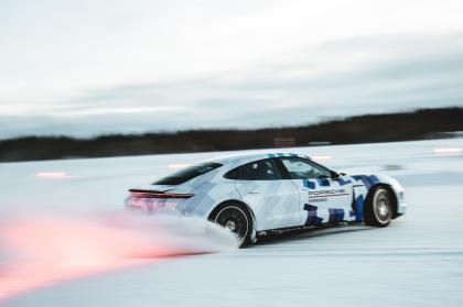 17.503Km με το πλάι και ρεκόρ για την Porsche Taycan [+video]