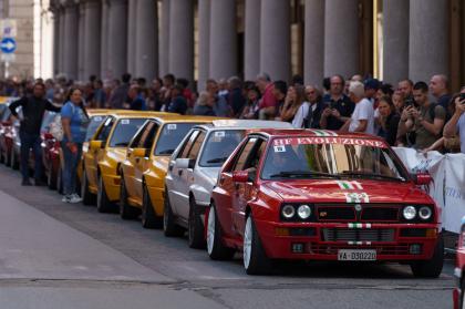 130 Lancia Delta παρέλασαν από το Τορίνο με τον Miki Biasion