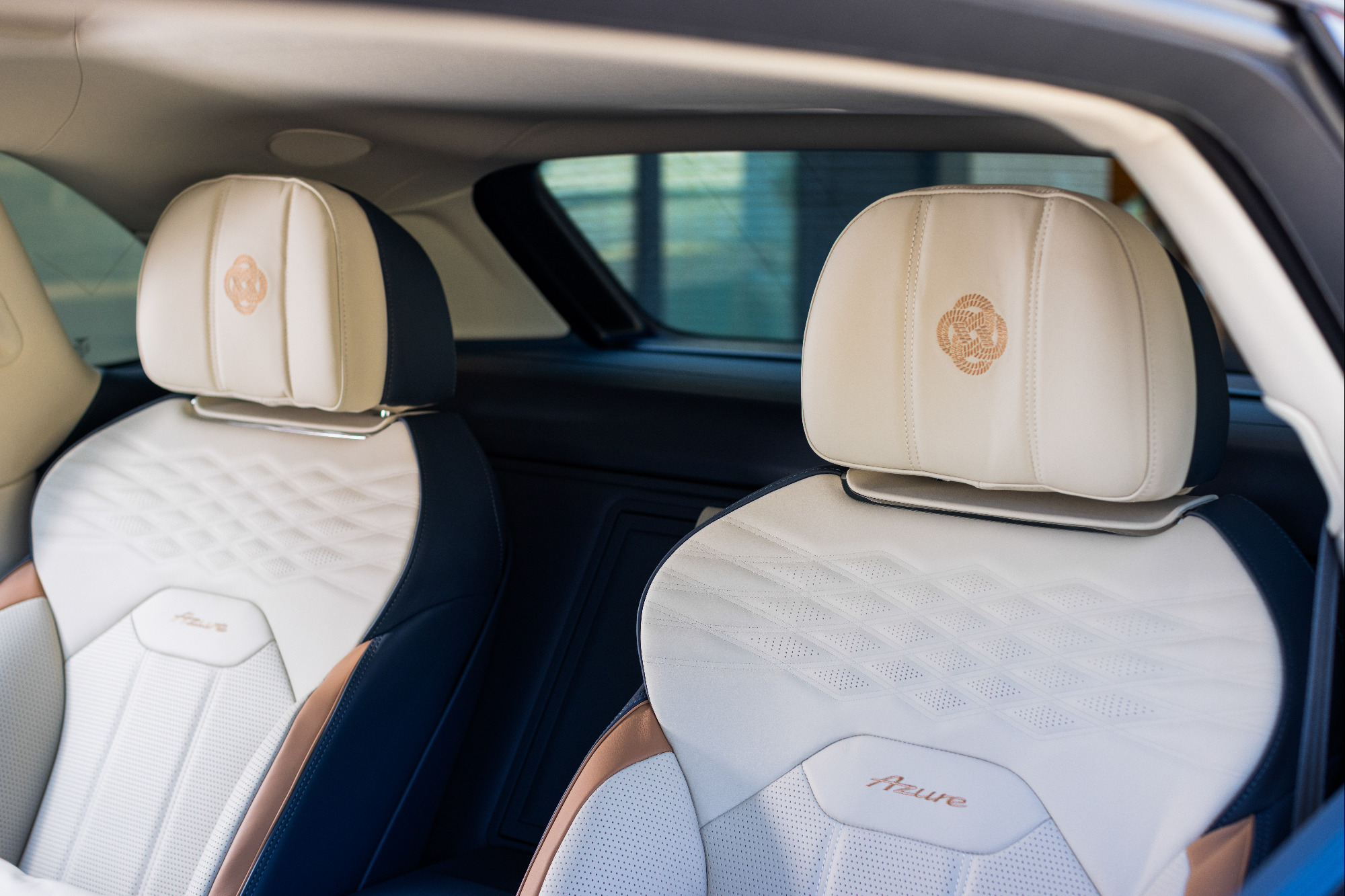 Αποκλειστικά στην Ευρώπη η Bentley Bentayga EWB Azure Riviera Collection