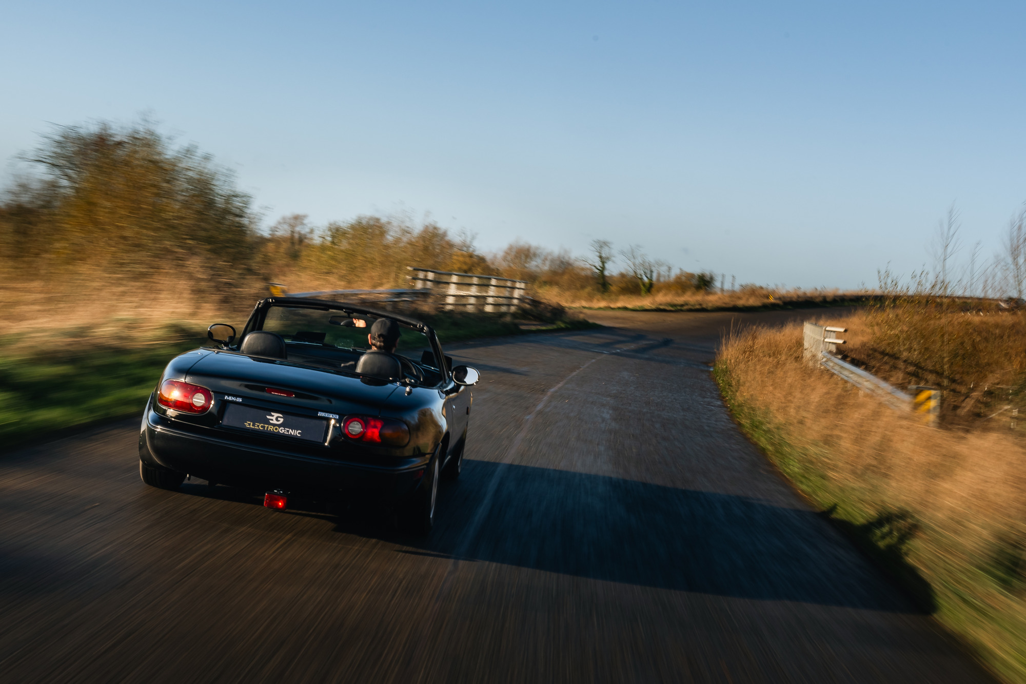 Η Electrogenic μετέτρεψε την πρώτη γενιά του Mazda Miata σε ηλεκτρική!