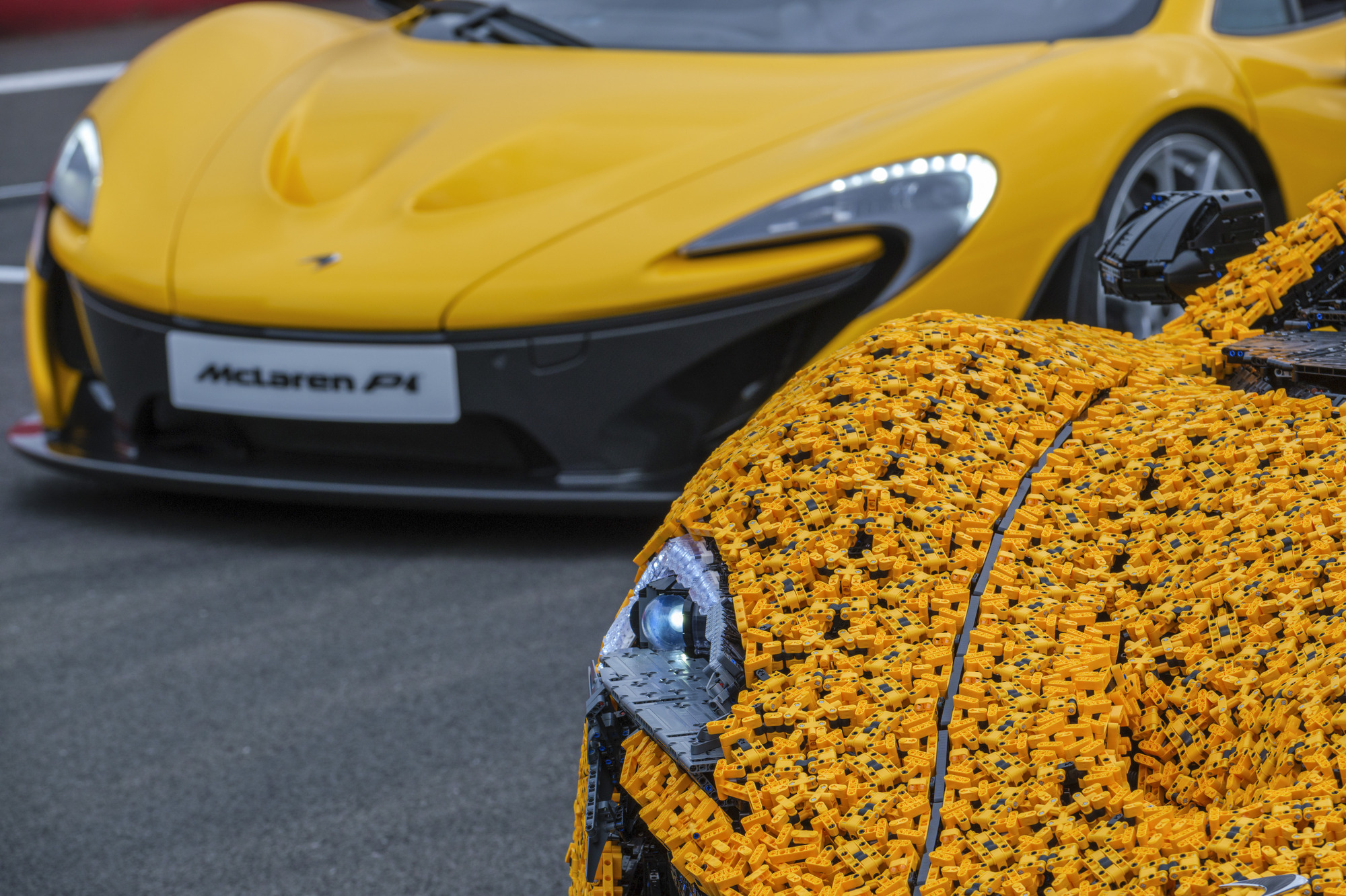 O Norris οδήγησε μια LEGO McLaren P1 στην πίστα του Silverstone