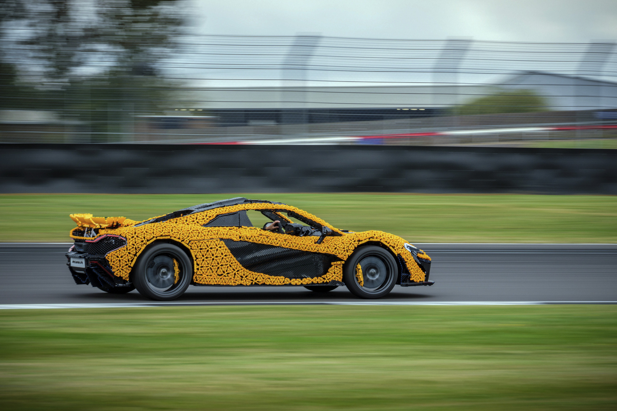 O Norris οδήγησε μια LEGO McLaren P1 στην πίστα του Silverstone