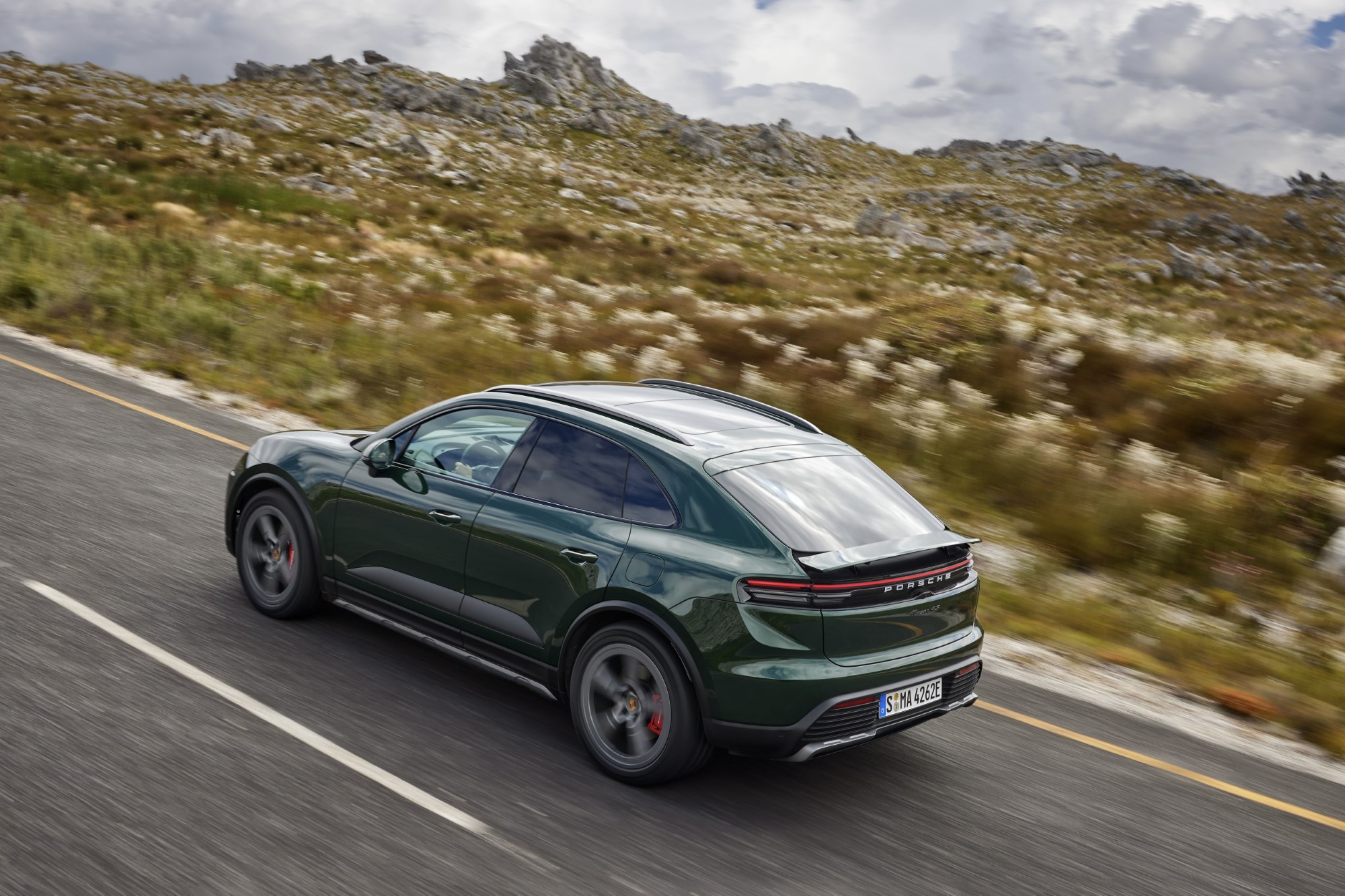 Porsche:  Δύο νέες εκδόσεις για την ηλεκτρική Macan 